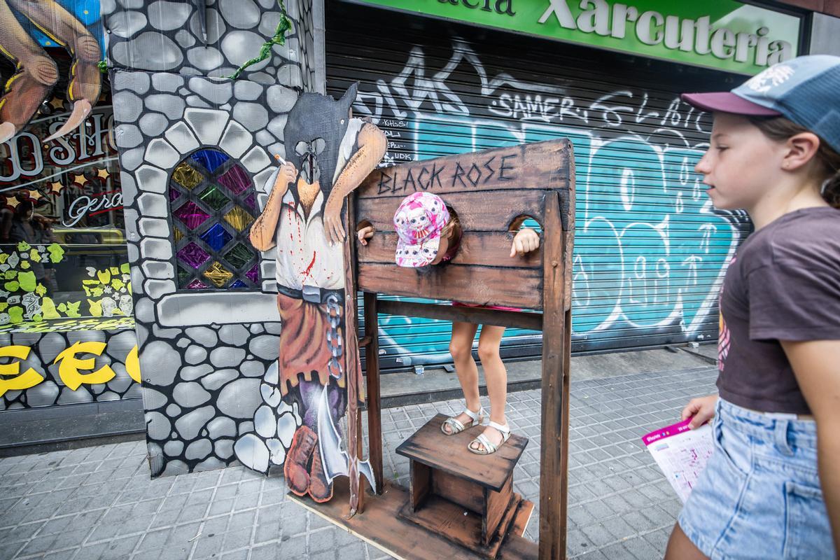 Ambiente en la calle Joan Blanques de Baix del Tot,que presenta 'Un mar de meduses'