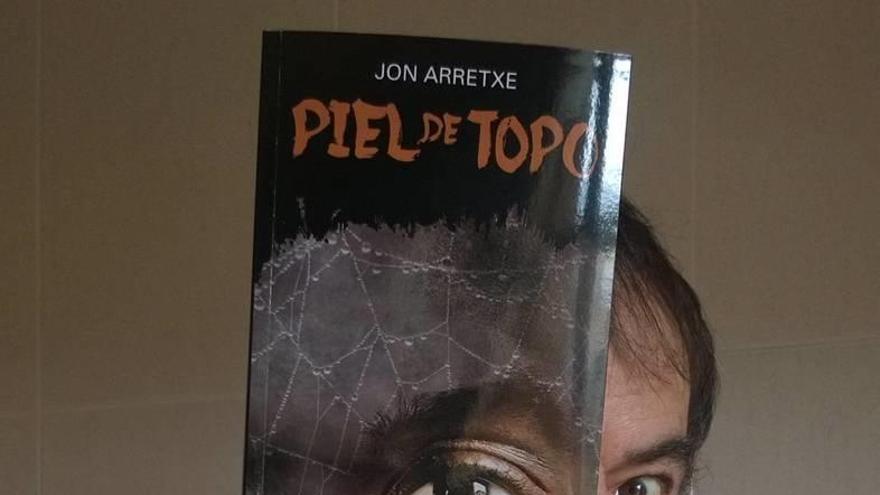 El vizcaíno Jon Arretxe posa con su última novela, &#039;Piel de topo&#039;. L. O.