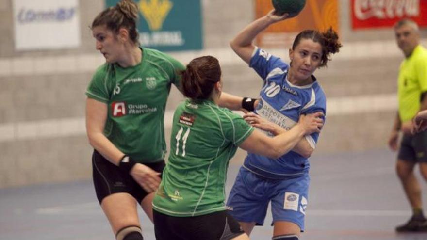 Alicia, jugadora del Oviedo, intenta pasar la pelota ante la oposición de dos rivales del Beti-Onak.