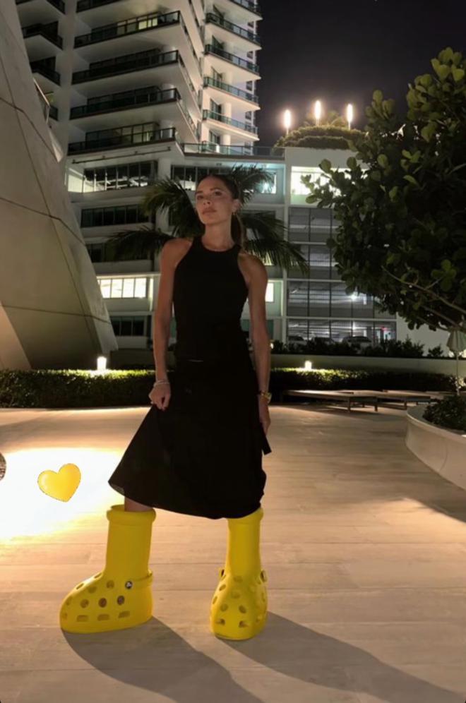 Victoria Beckham con botas Crocs amarillas