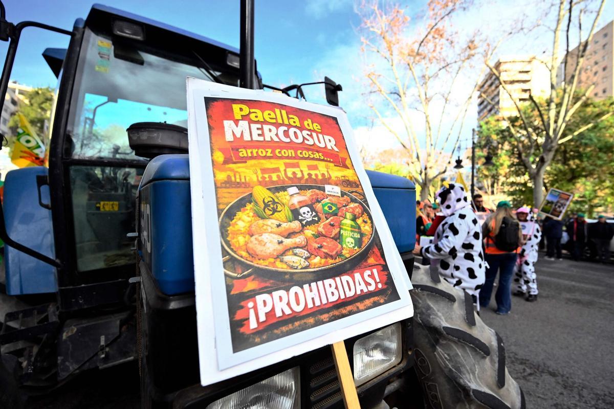 Cartel contra el tratado comercial con Mercosur en un tractor por las calles de València, este jueves.