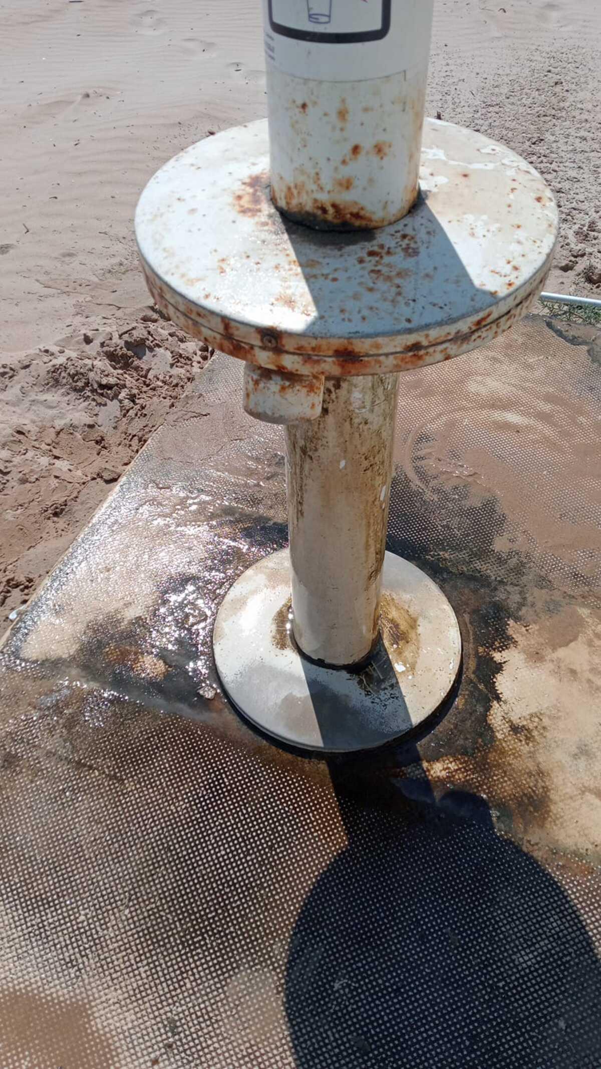 Así están algunos lavapiés de la playa de Bellreguard, en una imagen de esta semana