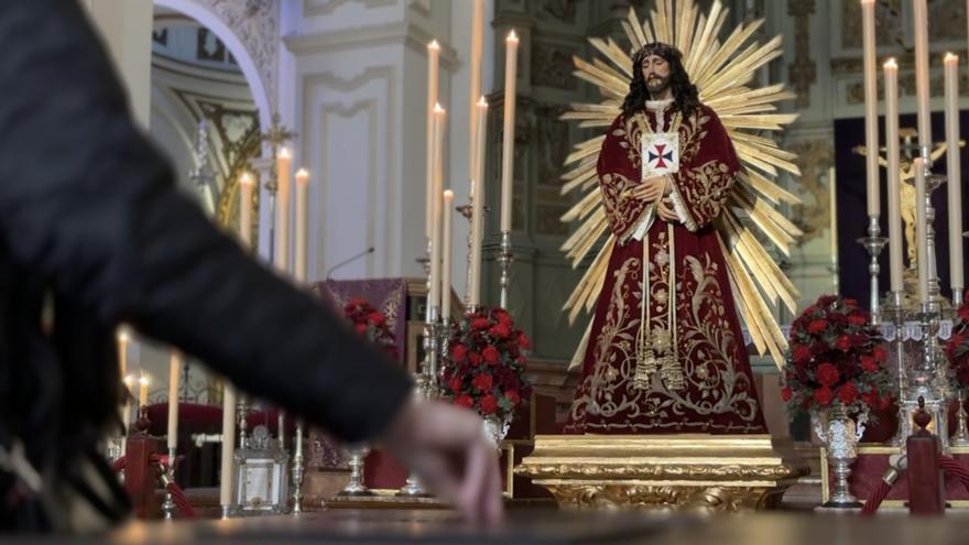 Colas para venerar al Cristo de Medinaceli el primer viernes de marzo en la iglesia de Santiago