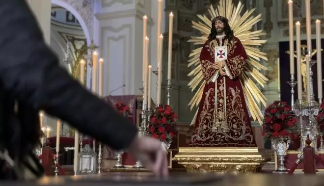 Colas para venerar al Cristo de Medinaceli el primer viernes de marzo en la iglesia de Santiago