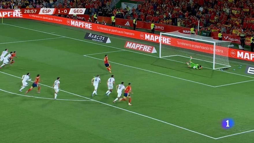 Mamardashvili parando un penalti a Ferran Torres en un España - Georgia