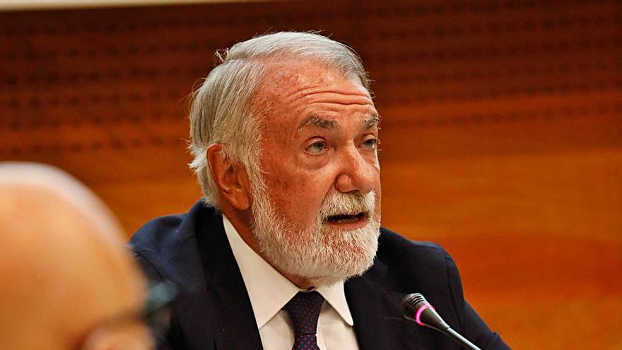 Jaime Mayor Oreja, durante su intervención de ayer en los cursos de La Granda, en el hotel Palacio de Ferrera, en Avilés. | Mara Villamuza