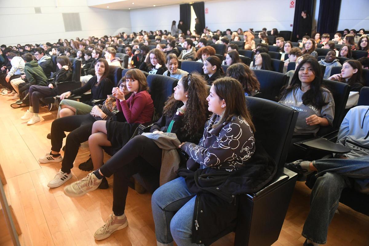 Alumnado coruñés, en la segunda gala 'Reimagina la Ciencia' en la ciudad, ayer, en el auditorio de la Fundación Barrié.