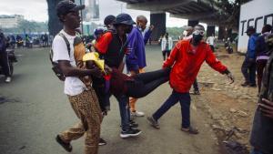 Varias personas trasladan en Nairobi a uno de los heridos en las protestas contra el proyecto de ley gubernamental para subir los impuestos.