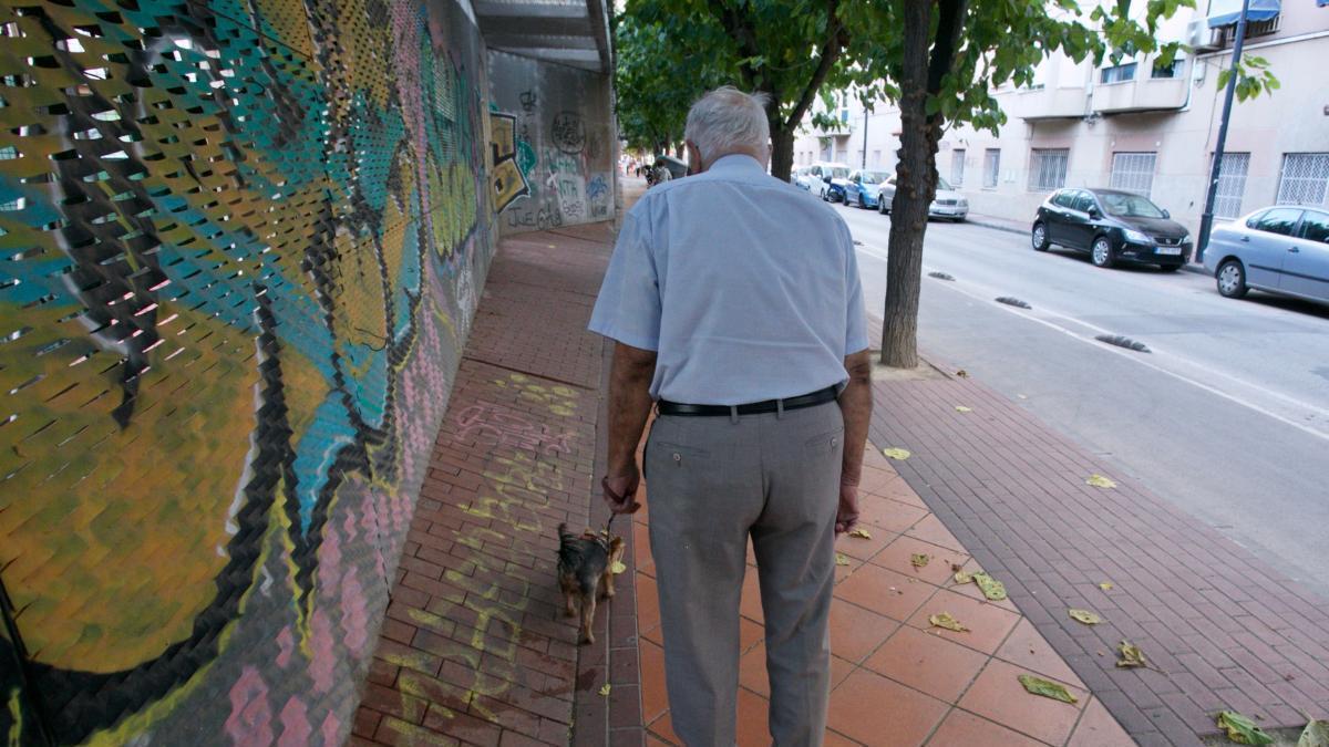 Un jubilado pasea por el barrio murciano de Santa María de Gracia.