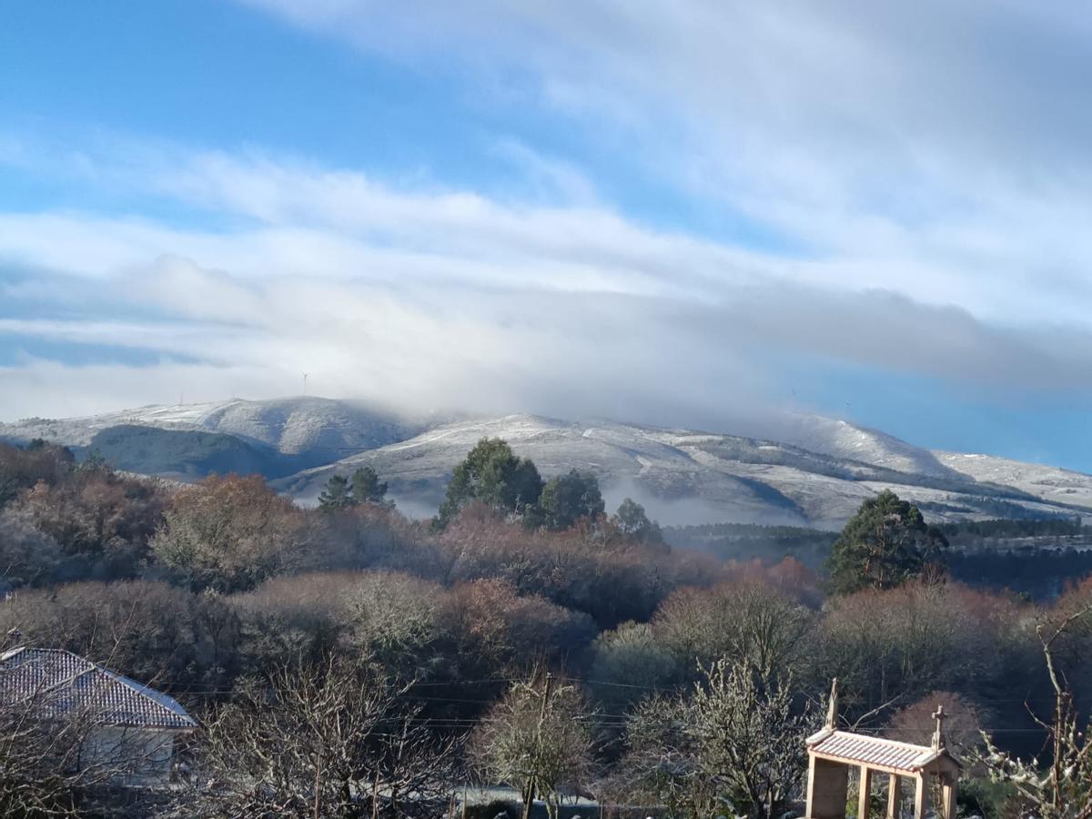 Nieva en las cúspides de Galicia