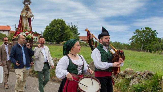 La procesión de la fiesta de las Flores de Argüeru.