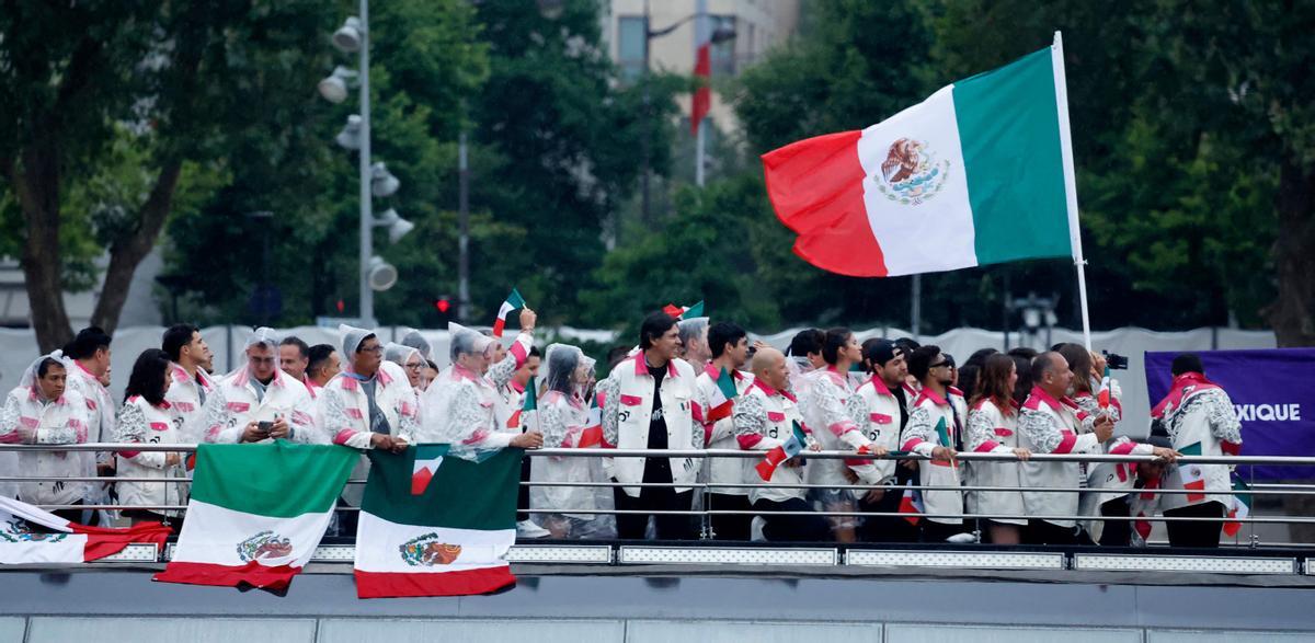 Atletas de la delegación de México a bordo de un barco en el desfile flotante en el río Sena durante la ceremonia de apertura