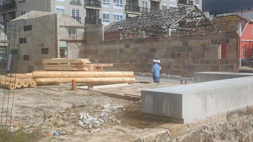 Las piezas de madera, ayer, en el suelo de la carpintería que había sido quemada. | S.A.
