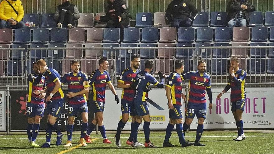 Els jugadors del Llagostera celebren un gol contra el Lleida Esportiu al Municipal.