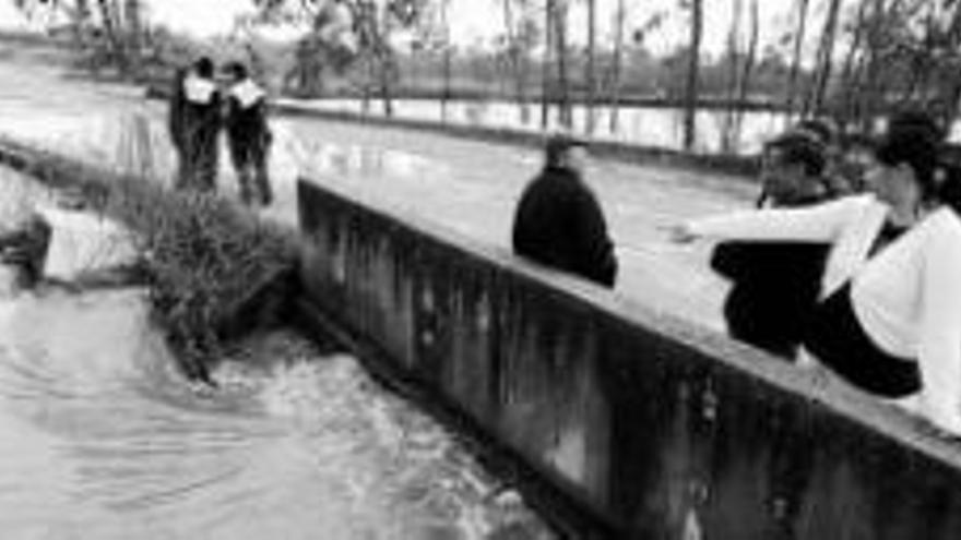 La crecida del río obliga a evacuar familias en Badajoz