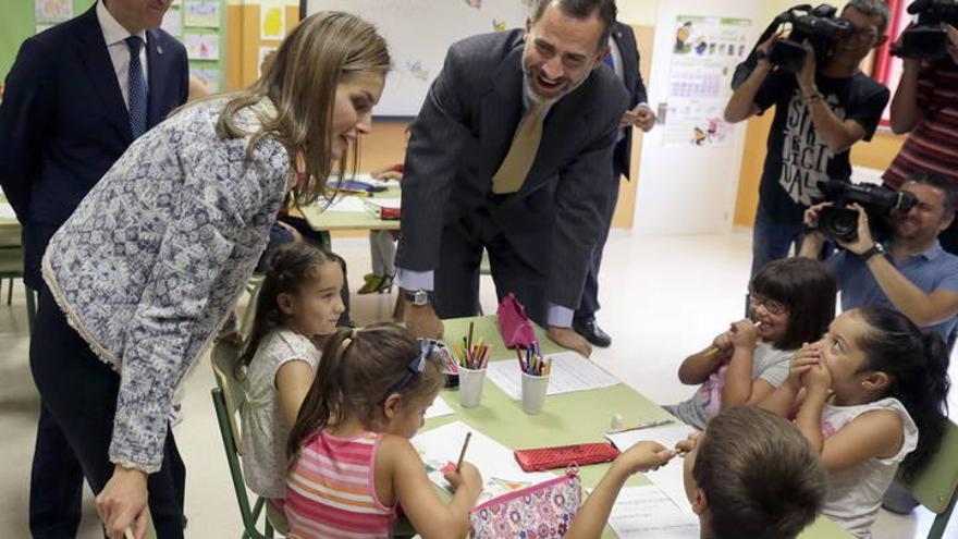 Visita de los Reyes al colegio ourensano de Pereiro de Aguiar.