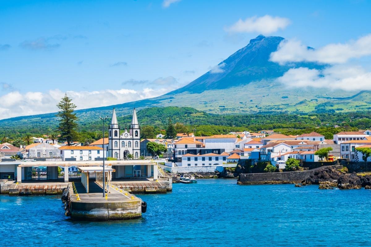 La localidad costera de Madalena con el volcán al fondo