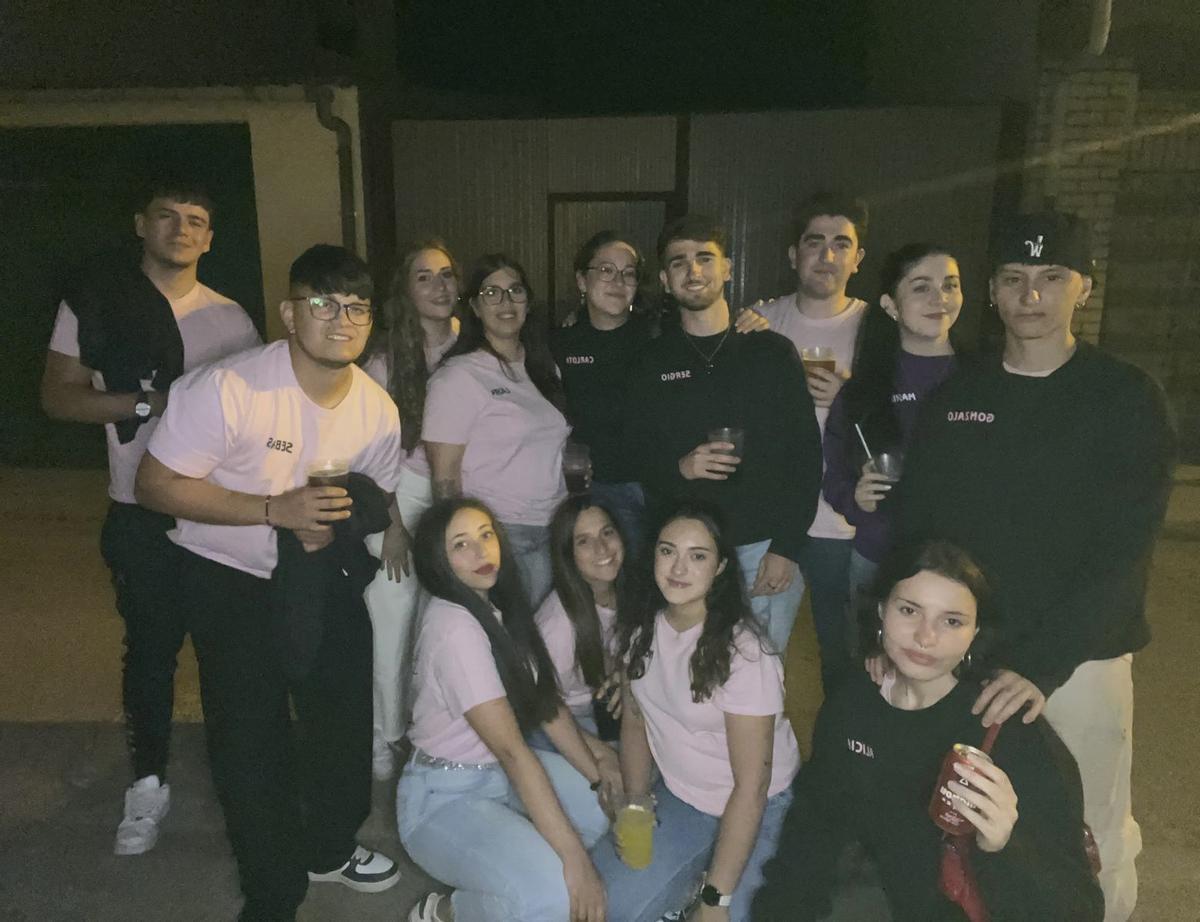 Jóvenes peñistas de Santa Cristina de la Polvorosa durante la discoteca móvil del sábado.