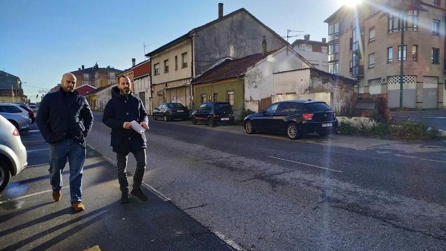 Víctor Villa y Ángel García, ayer, en la avenida de Viella de Lugones.