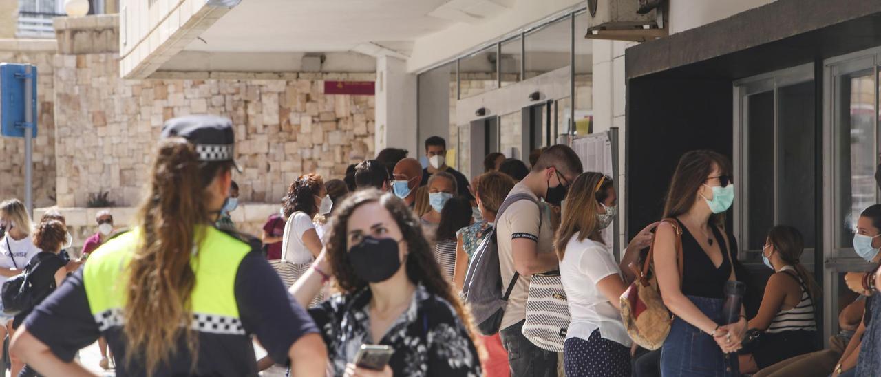 El acceso a la Escuela de Idiomas para la prueba de inglés, ayer, estuvo controlado por la Policía.