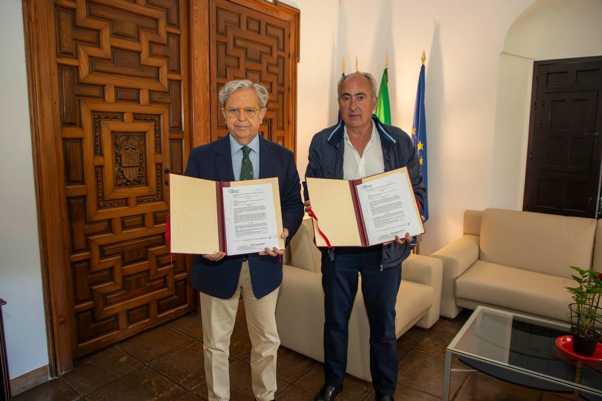 Salvador Fuentes y Francisco Ros, de la empresa adjudicataria, Aroan, tras la firma del contrato.
