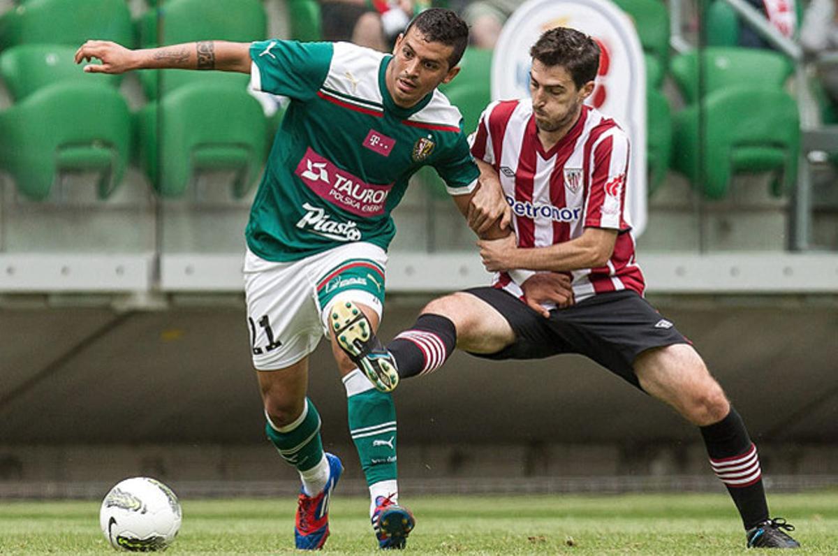 El jugador de l’Athletic de Bilbao, Andoni Iraola (dret), amb Cristian Diaz, de l’Slask Wroclaw, durant el Torneig Polish Masters, a Wroclaw (Polònia).