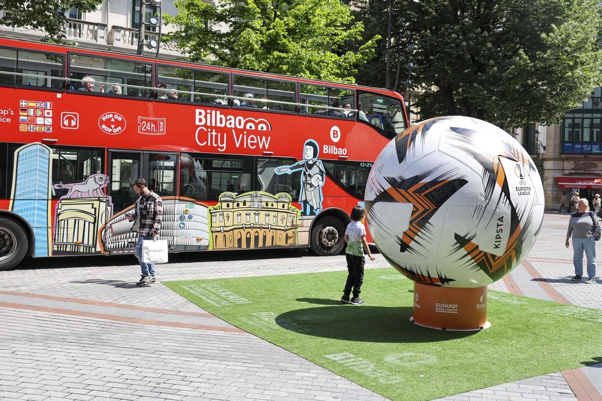 Sculpture of a commemorative giant ball in a Bilbao street, where the European League final between Tottenham Hotspur and Manchester United will be played next Wednesday. EFE/Luis Fabric