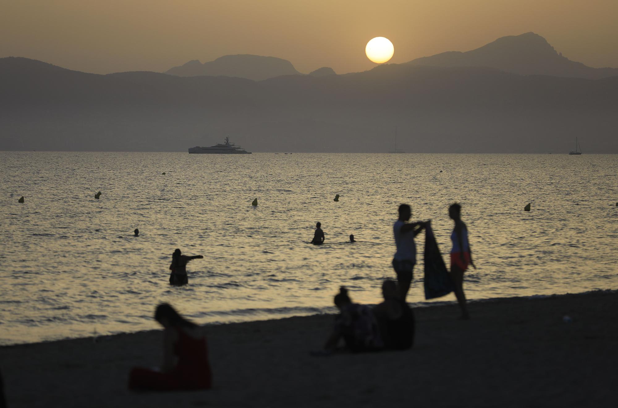 Sonntagabend an der Playa de Palma – den Urlaubstag auf Mallorca entspannt am Strand ausklingen lassen