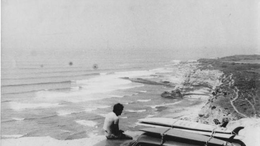 José Julián Almoguera, hipnotizado por las olas de Ericeira (Portugal) cuando tenía 23 años.