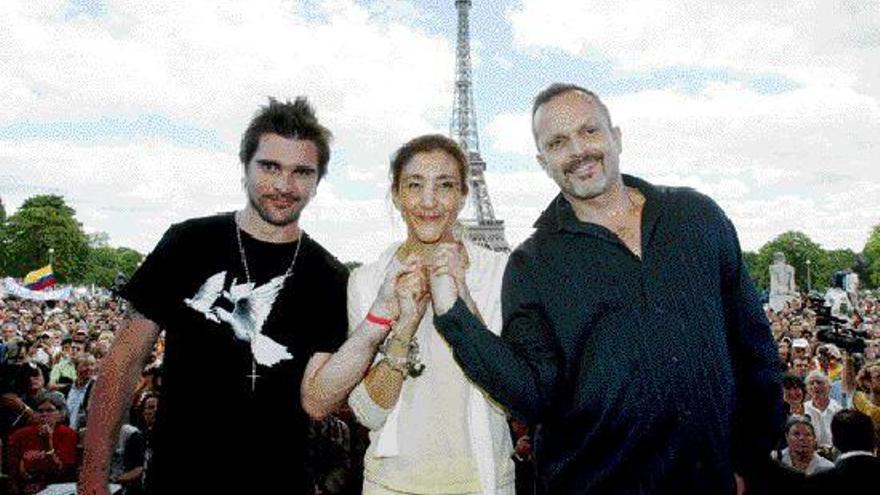 Ingrid Betancourt, en el centro, posa con Juanes y Miguel Bosé, ayer en el escenario que albergó el concierto, en París. / LUCAS DOLEGA