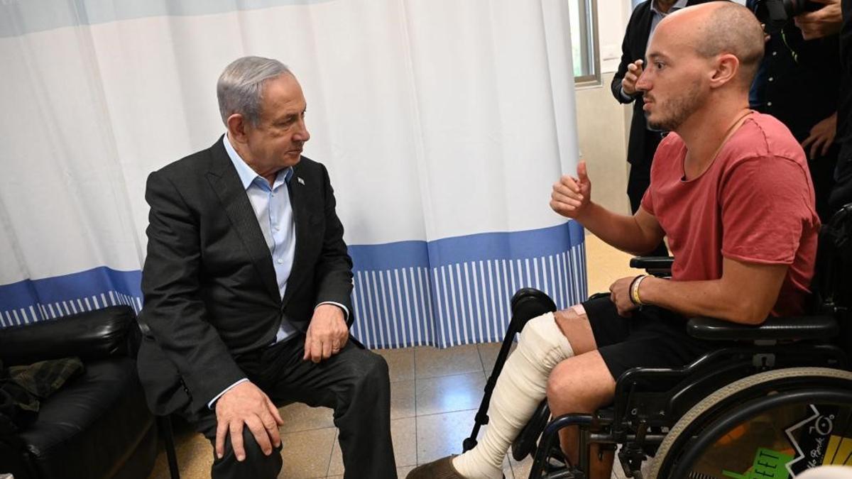 El primer ministro israelí, Binyamín Netanyahu, visita a civiles heridos en el Centro Médico Sheba, este martes.