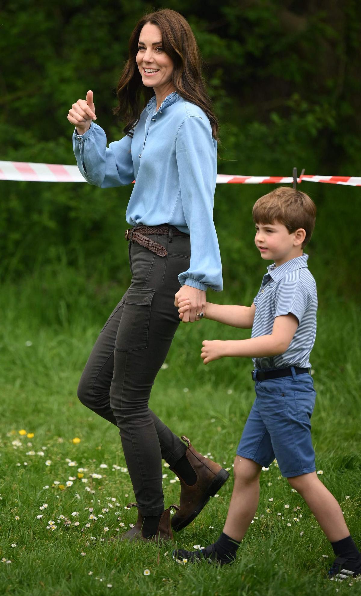 El príncipe Louis, el gran protagonista de un encuentro con 'scouts'. Se trata del último acto de sus padres, los príncipes de Gales, con motivo de la coronación del rey Carlos III El príncipe Louis, el gran protagonista de un encuentro con 'scouts'. Se trata del último acto de sus padres, los príncipes de Gales, con motivo de la coronación del rey Carlos III