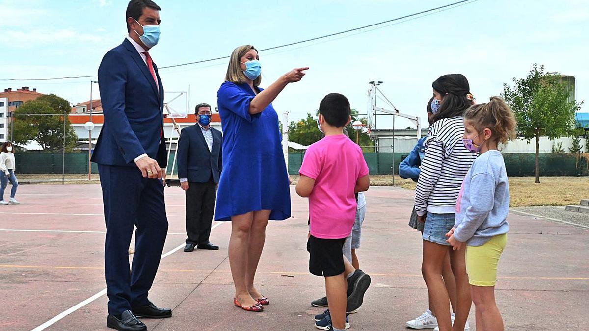 La consejera Isabel Blanco, durante su visita al CEIP La Charca, en Miranda de Ebro.