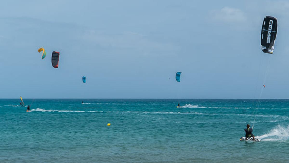 Kitesurf en la playa de Jinámar, en Gran Canaria