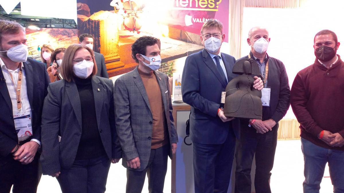 Ximo Puig visita el stand de Llíria en Fitur.