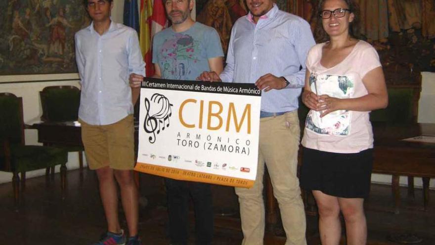 De izquierda a derecha, Víctor Argüello, José Petit, Tomás Del Bien y Sara Pérez presentan el concurso. Foto