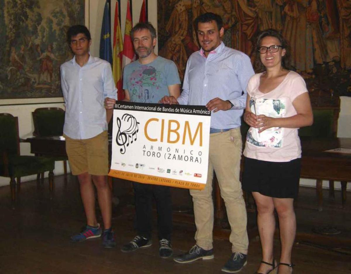 De izquierda a derecha, Víctor Argüello, José Petit, Tomás Del Bien y Sara Pérez presentan el concurso. Foto