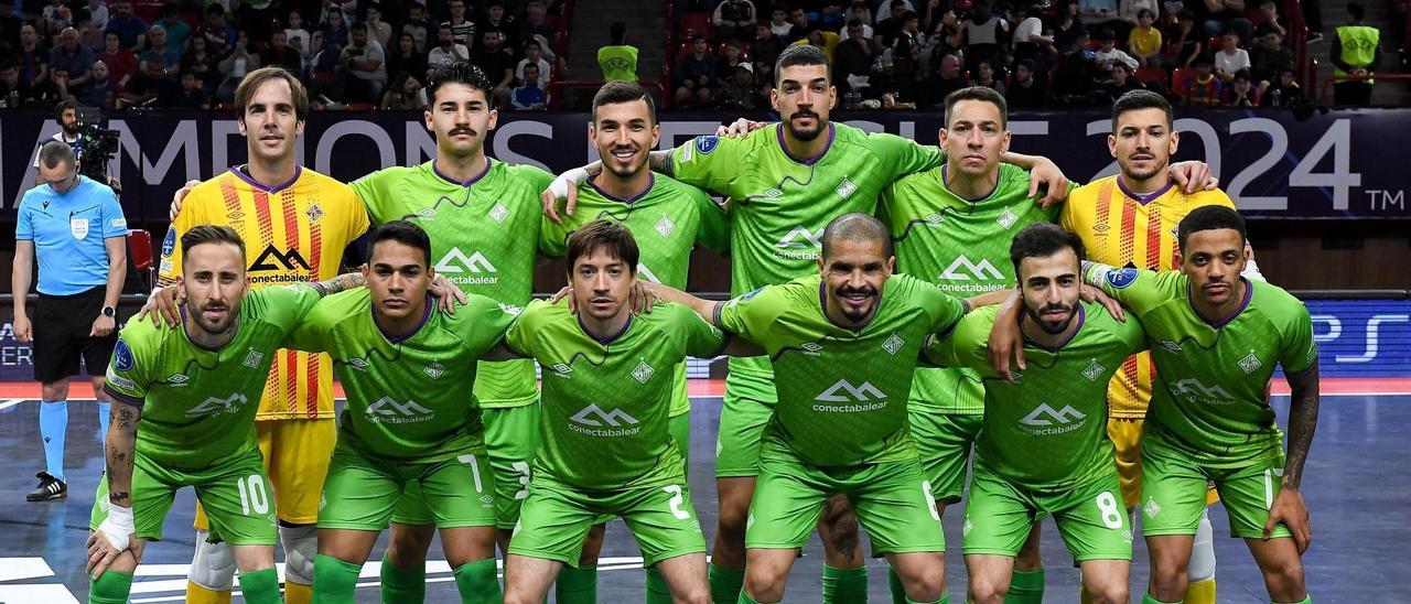 El Palma Futsal posa antes de la final de la Champions en Ereván.