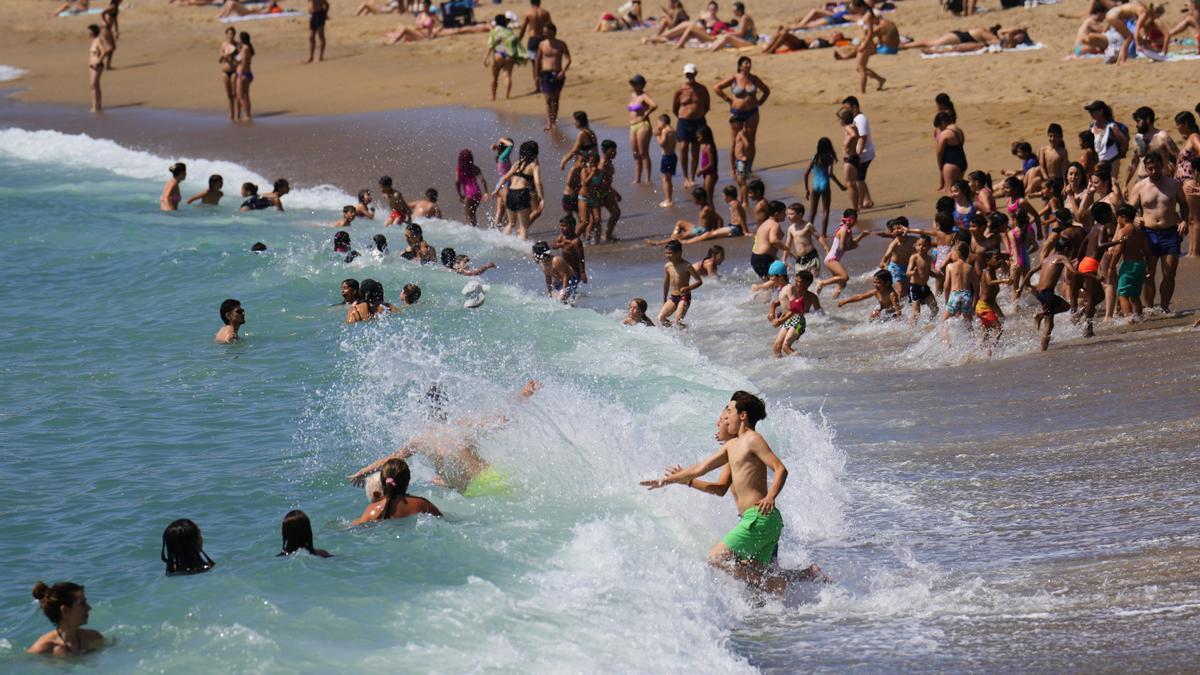 Turistas y barceloneses disfrutan de la playa de la Barceloneta al inicio del verano