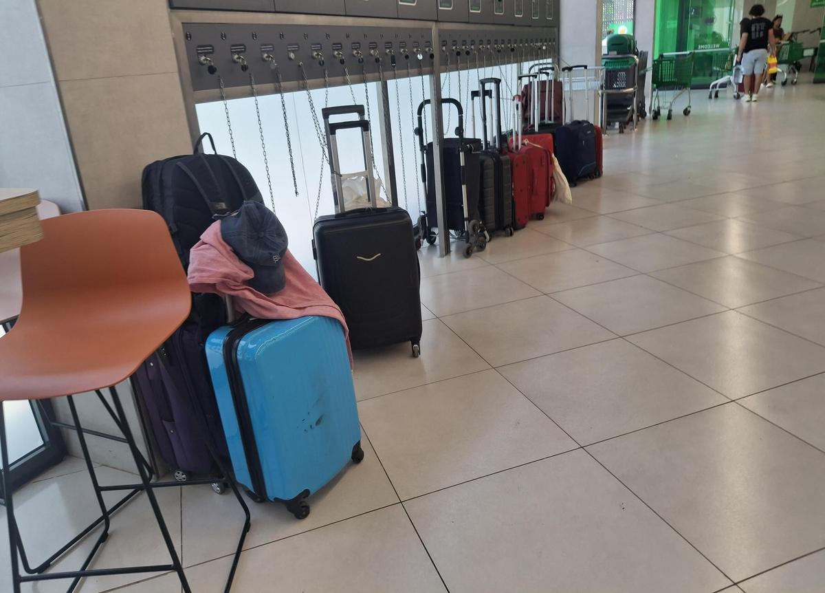 La hilera de maletas bajo las taquillas del supermercado
