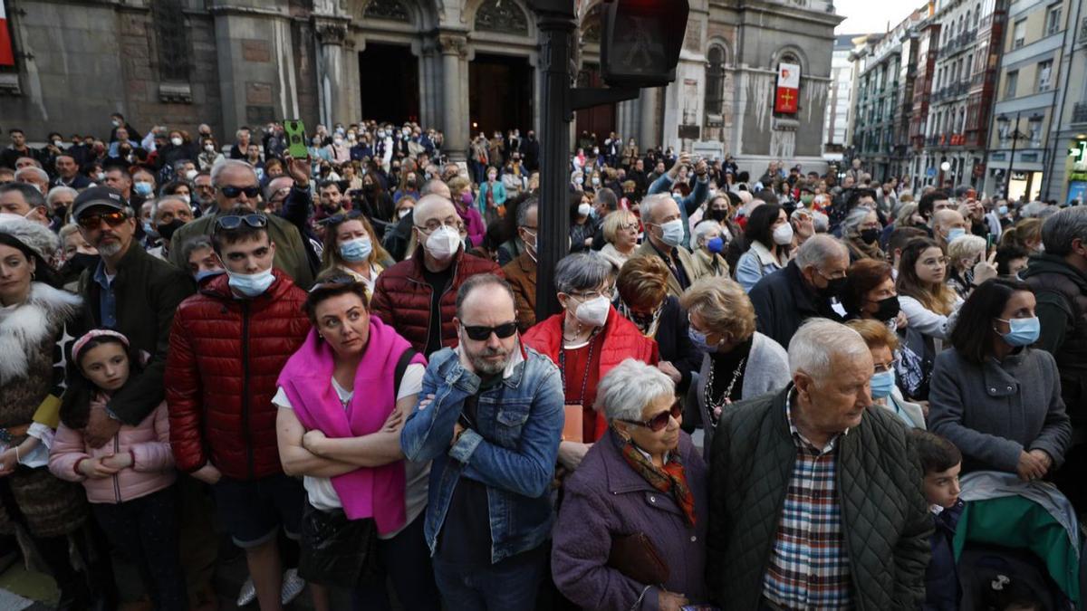 La plaza de la iglesia de San Juan El Real, repleta de gente a la espera de la salida de la procesión. | Luisma Murias