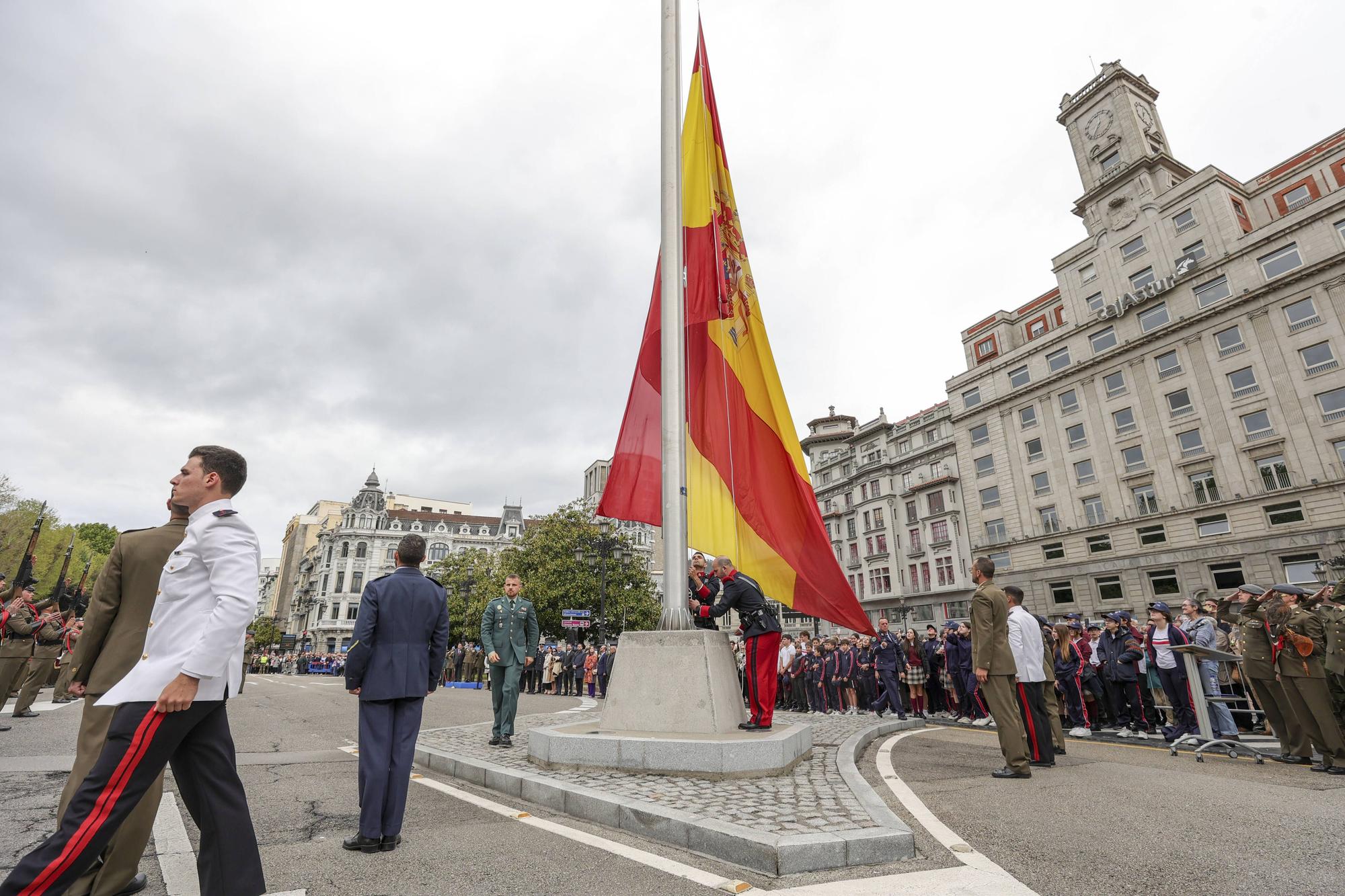 El izado de la bandera y la exposición del Bombé abren los actos del Día de las Fuerzas Armadas en Oviedo.