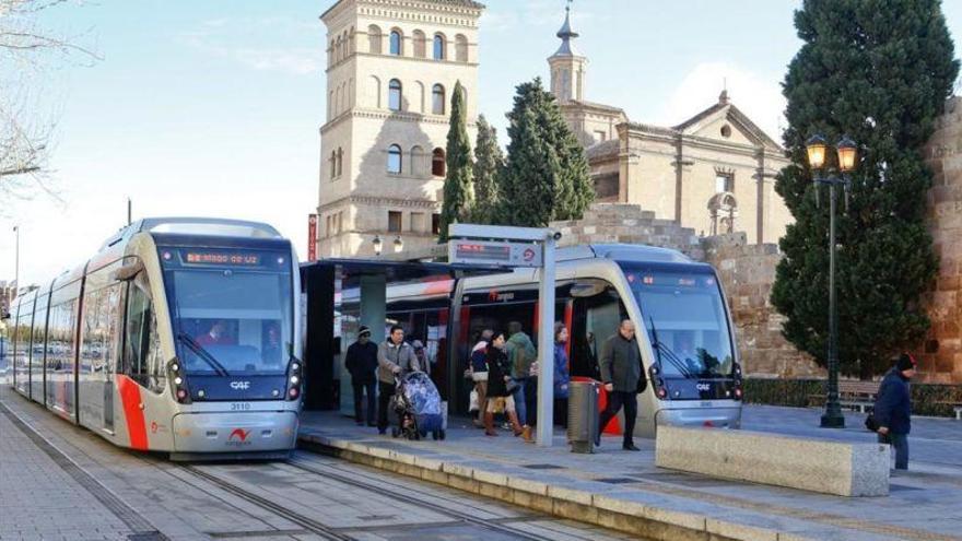 Los usuarios puntúan con notable el servicio del tranvía en Zaragoza