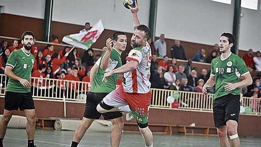 Un jugador del Marratxí lanza a portería en el partido de ayer.