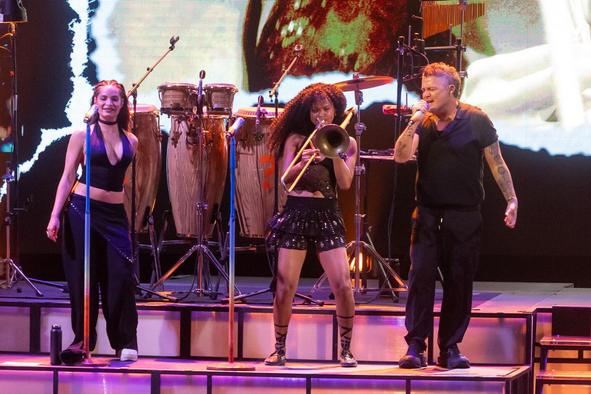 Alejandro Sanz, junto parte de su banda en el escenario del Marenostrum de Fuengirola