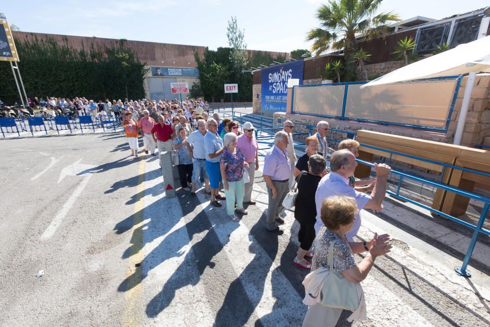 El dueño de Space invita a los miembros del Club de Jubilados de Sant Antoni a la discoteca.