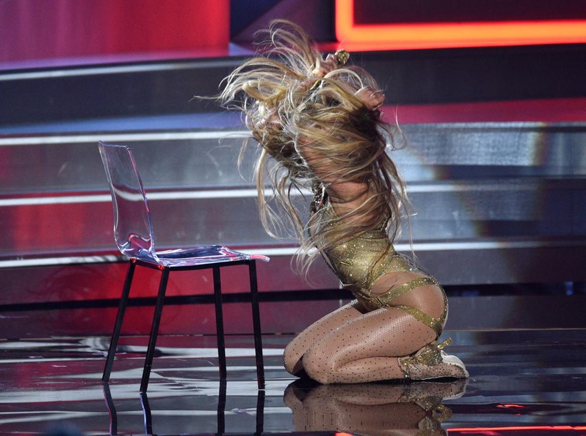 Jennifer López durante su actuación en los MTV Video Music Awards