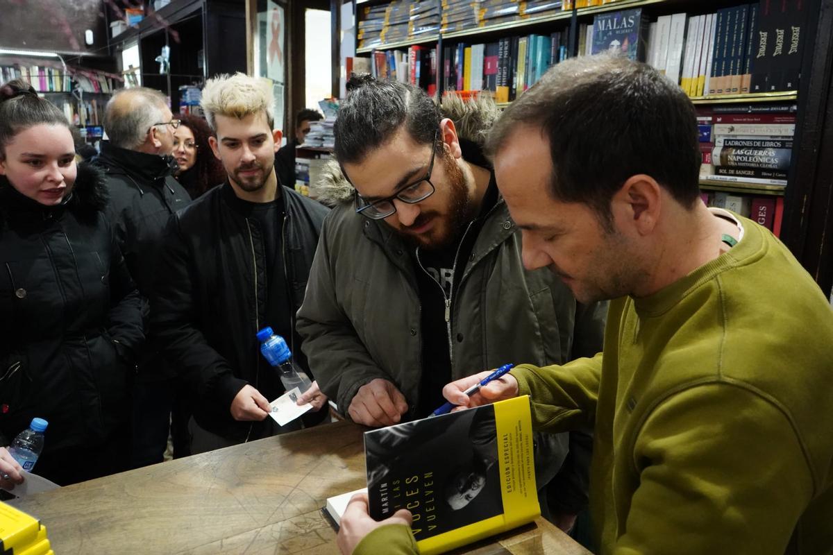 Jóvenes y mayores se dan cita en la librería Semuret de Zamora para la firma de libros de Ángel Martín.