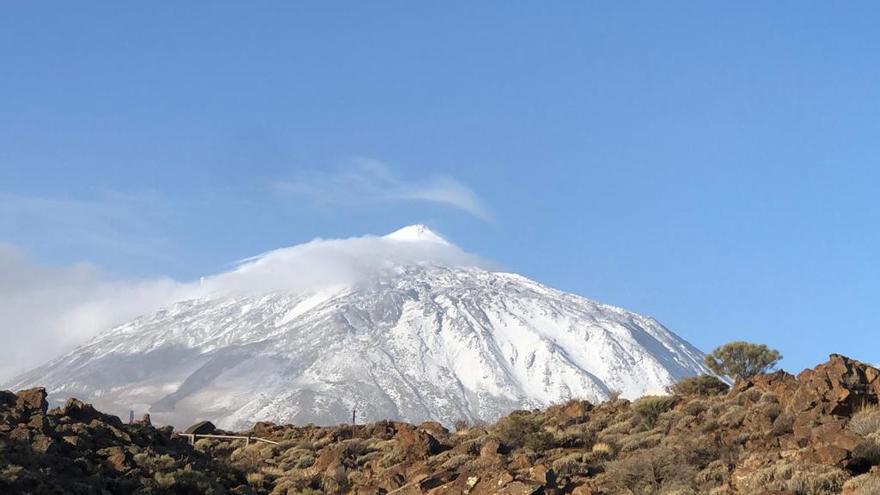 Aspecto del Teide cubierto de nieve en la mañana de hoy martes.
