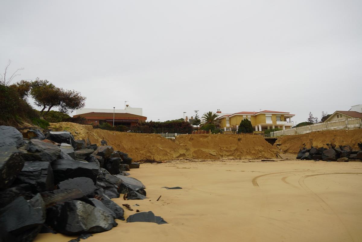 Estado de la zona del colector en El Portil y de la playa.